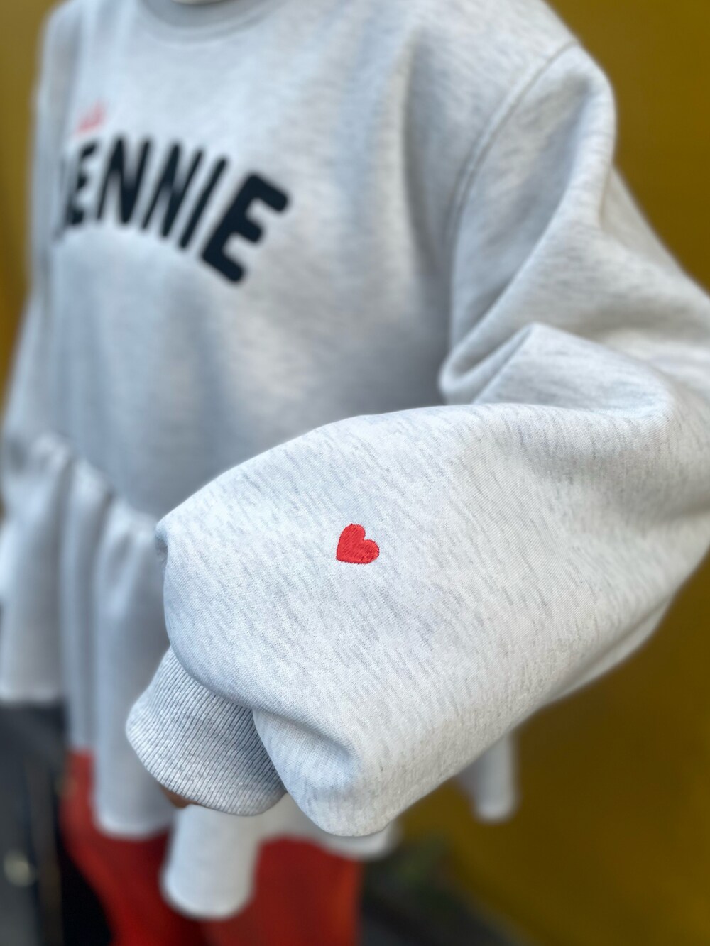 「冬コーデ、大人かわいい、スウェット、ぺプラムトップス、ぺプラム、サガラ刺繍、カラーコーデ、ロゴスウェット、韓国ファッション、カジュアル、mivialoca、mi via loca、ハート、秋冬コーデ、休日スタイル」｜「mi via locaのサガラ刺繍ロゴ ボリュームスリーブ ペプラムトップス（スウェット、ベージュ系）」を使った、cocoさん（レディース・154cm）の冬コーディネートの5枚目の写真