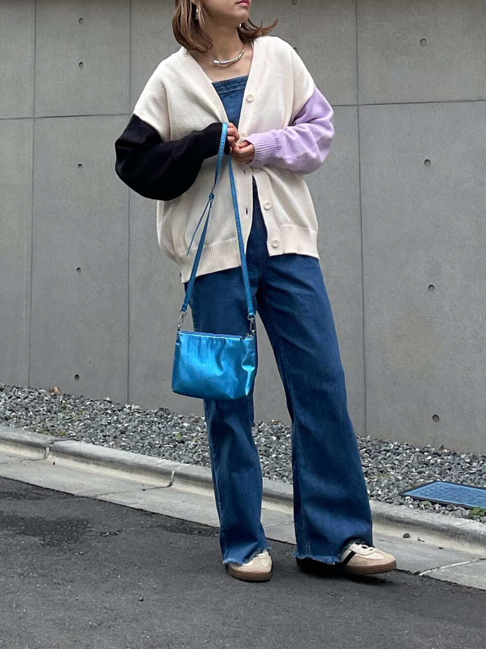 「カーディガン、ニット、カジュアルコーデ、カジュアル、スニーカーコーデ、mi via loca、mivialoca、休日スタイル、春コーデ、春服、春色、プチプラ」｜「mi via locaのロゴアップリケ春ニットカーディガン（カーディガン/ボレロ、ホワイト系）」を使った、cocoさん（レディース・154cm）の冬コーディネートの3枚目の写真