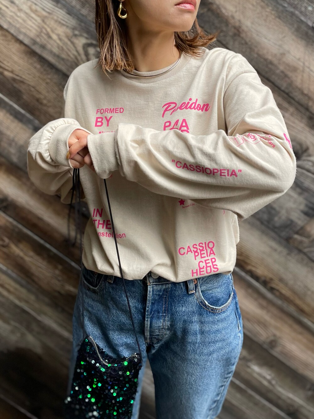 「春服みてみて、春色、春コーデ、ロンT、ロゴT、カジュアル、春ファッション、デニムコーデ、休日スタイル、mivialoca、mi via loca、シンプルコーデ、スニーカーコーデ、ユニセックス、Gildan」｜「mi via locaのGILDAN カシオペアロゴロンT 【PT NO. MVL029 ※2A】（Tシャツ/カットソー、ベージュ系）」を使った、cocoさん（レディース・154cm）の冬コーディネートの4枚目の写真