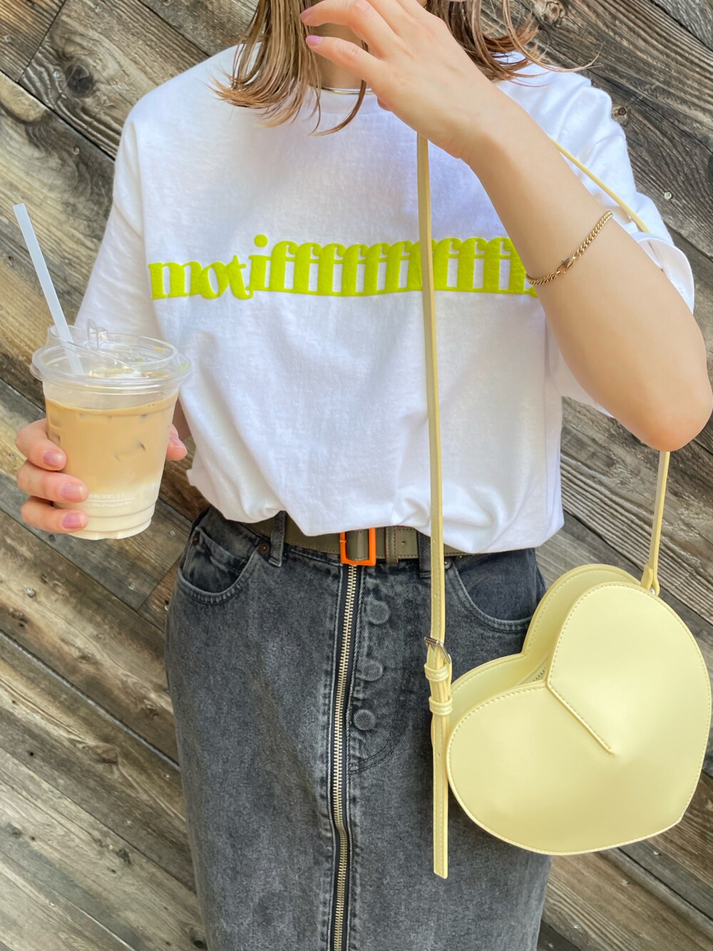 「夏コーデ、春夏コーデ、ロゴT、Gildan、カジュアル、デニムコーデ、グルカサンダル、mivialoca、プチプラ、休日スタイル、おでかけコーデ、低身長、低身長コーデ、韓国ファッション、Tシャツ」｜「mi via locaのGILDAN 発泡モチーフロゴ半袖Tシャツ 【PT NO. MVL040 ※2A】（Tシャツ/カットソー、ホワイト系）」を使った、cocoさん（レディース・154cm）の春コーディネートの3枚目の写真