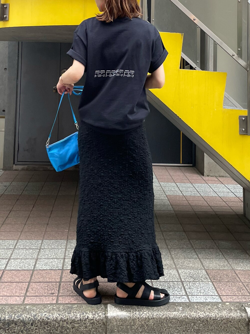 ブラック系のTシャツ/カットソー、ブラック系のスカートを着用したレディースの夏コーディネートの2枚目の写真
