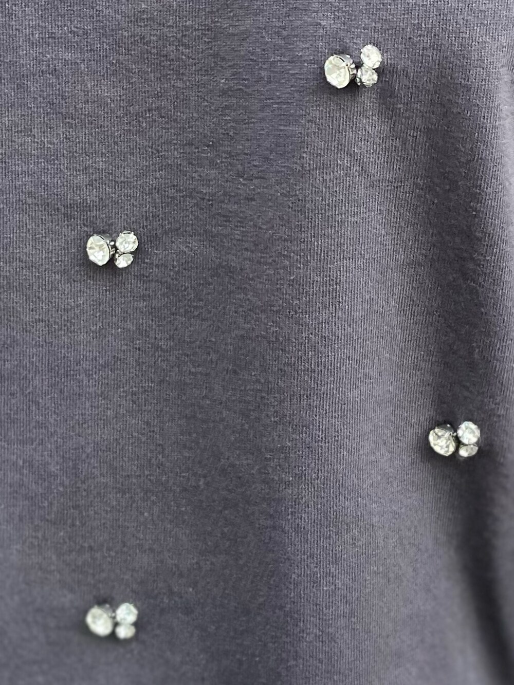 ブラック系のTシャツ/カットソー、ホワイト系のその他パンツ、ブラック系のシャツ/ブラウスを着用したレディースの春コーディネートの5枚目の写真