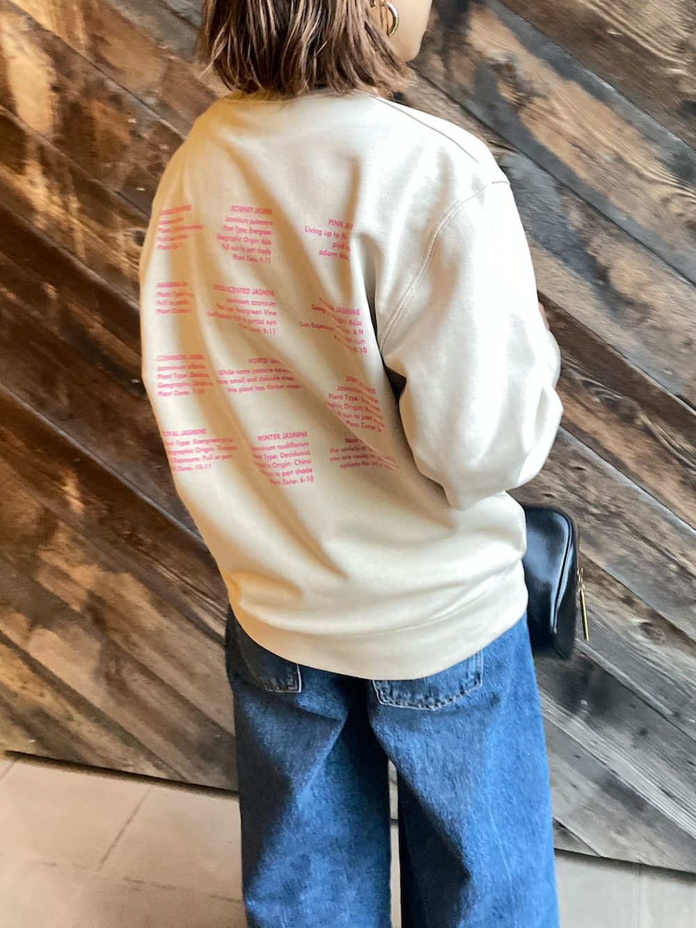 ベージュ系のスウェット、ブルー系のデニムパンツを着用したレディースの冬コーディネートの4枚目の写真