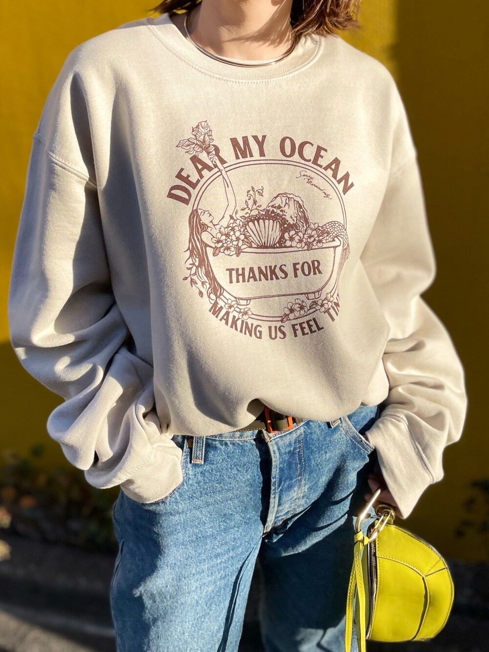 ブラック系のノーカラージャケット、ベージュ系のスウェット、ブラック系のブーツを着用したレディースの冬コーディネートの5枚目の写真