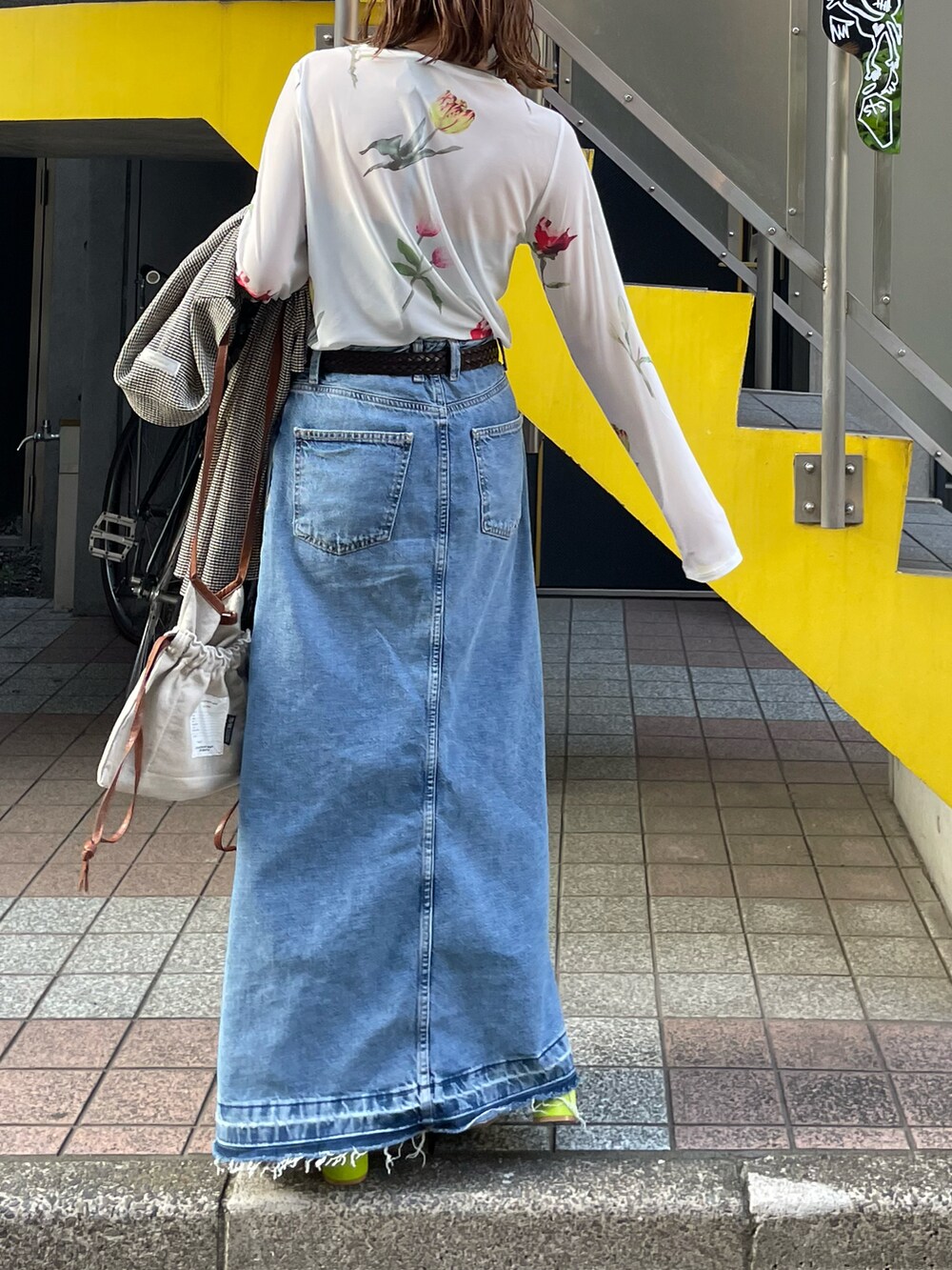 ホワイト系のTシャツ/カットソー、ホワイト系のテーラードジャケット、ブルー系のデニムスカートを着用したレディースの夏コーディネートの2枚目の写真