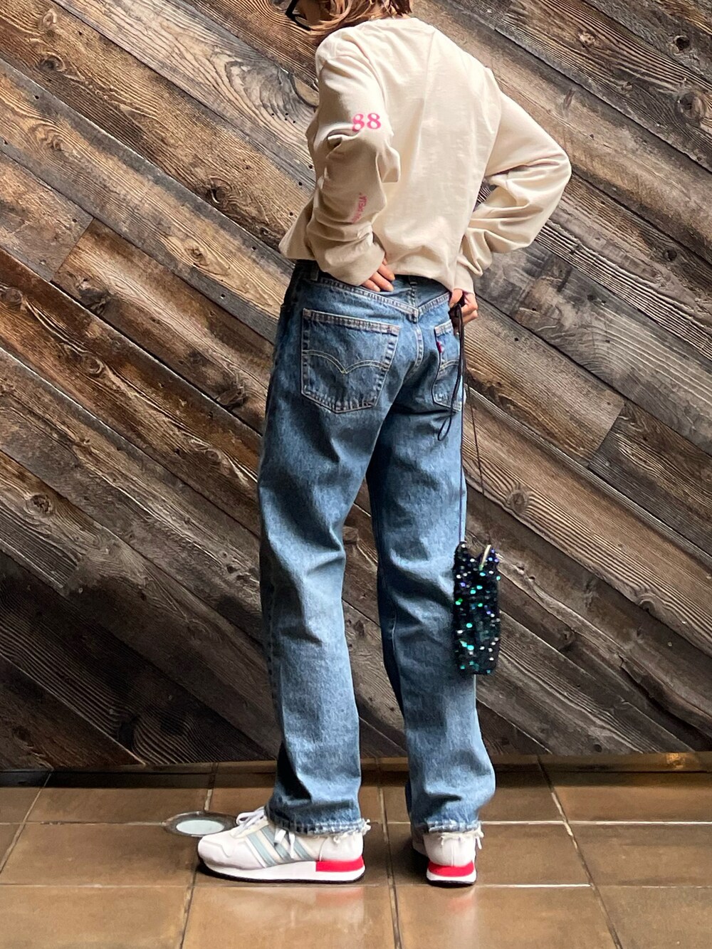 「春服みてみて、春色、春コーデ、ロンT、ロゴT、カジュアル、春ファッション、デニムコーデ、休日スタイル、mivialoca、mi via loca、シンプルコーデ、スニーカーコーデ、ユニセックス、Gildan」｜「mi via locaのGILDAN カシオペアロゴロンT 【PT NO. MVL029 ※2A】（Tシャツ/カットソー、ベージュ系）」を使った、cocoさん（レディース・154cm）の冬コーディネートの5枚目の写真
