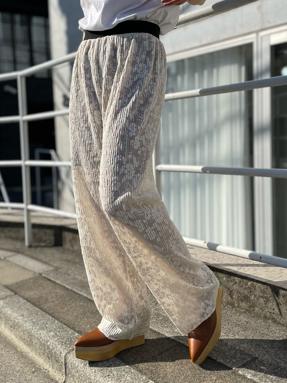 「春色、淡色コーデ、デニム、春コーデ、大人カジュアル、休日スタイル、レース、レースパンツ、イージーパンツ、mivialoca、レイヤードスタイル、ロゴT、ビッグシルエット、デニムシャツ、mi via loca」｜「mi via locaの刺繍入りビッグデニムシャツ（シャツ/ブラウス、ブルー系）」を使った、cocoさん（レディース・154cm）の春コーディネートの4枚目の写真