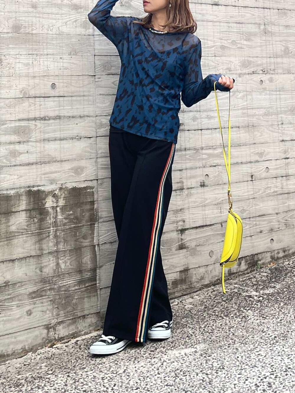 ブルー系のTシャツ/カットソー、ブラック系のシャツ/ブラウス、ブラック系のスニーカーを着用したレディースの秋コーディネートの5枚目の写真