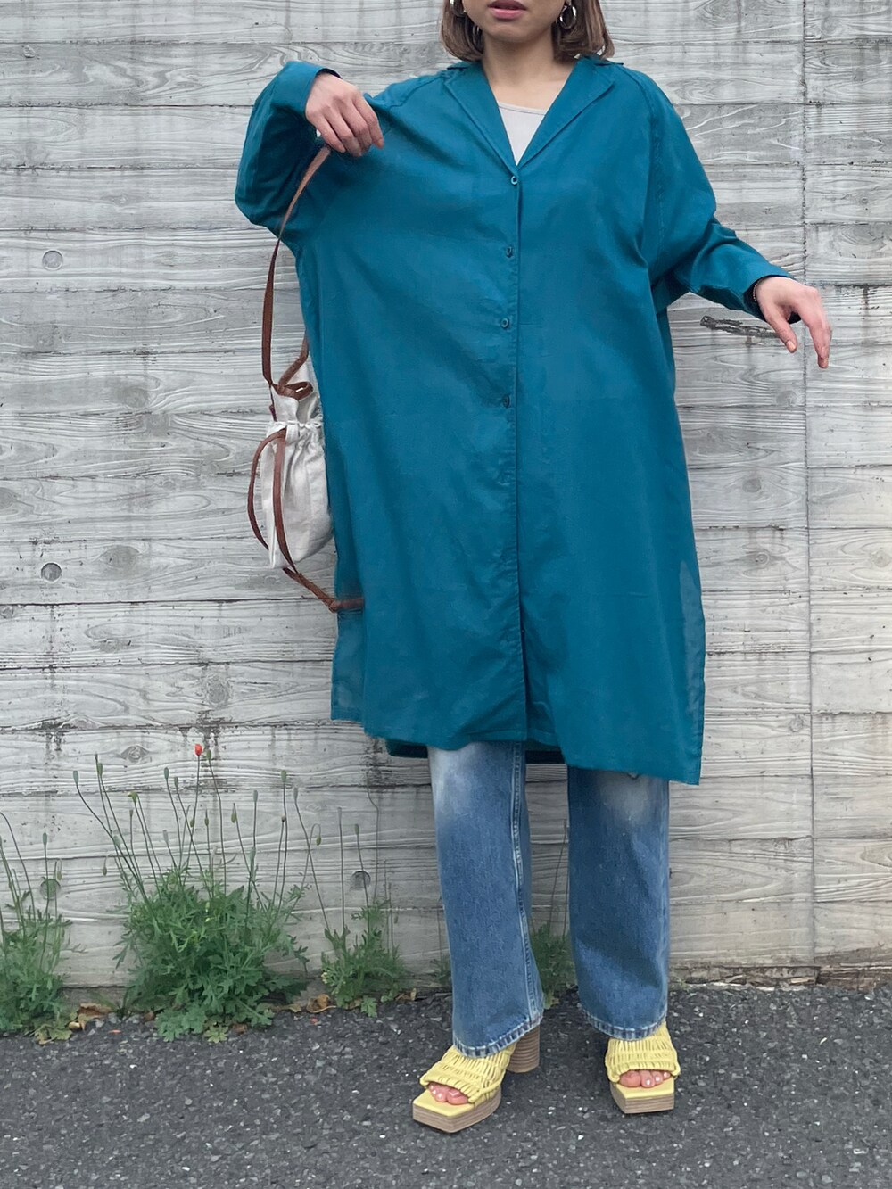 ブルー系のシャツ/ブラウスを着用したレディースの春コーディネートの4枚目の写真