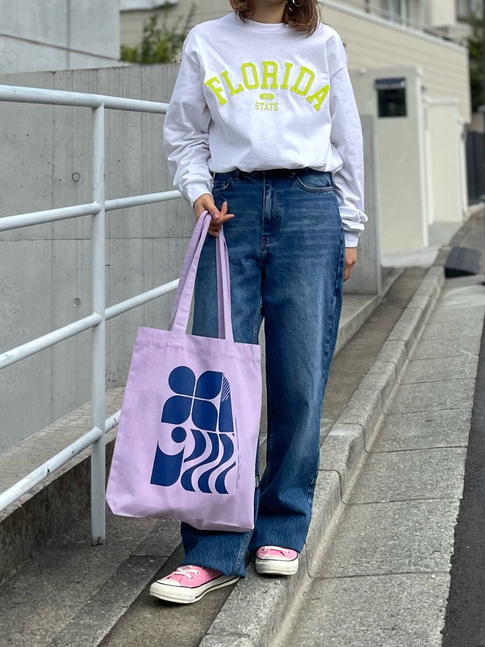 「ロンT、トートバッグ、エコバッグ、カジュアル、休日スタイル、Gildan、mi via loca、mivialoca、大人カジュアル、レイヤードスタイル」｜「mi via locaのGILDAN 発泡プリントFLORIDAカレッジロゴロンT 【PT NO. MVL025 ※2A】（Tシャツ/カットソー、ホワイト系）」を使った、cocoさん（レディース・154cm）の春コーディネートの5枚目の写真