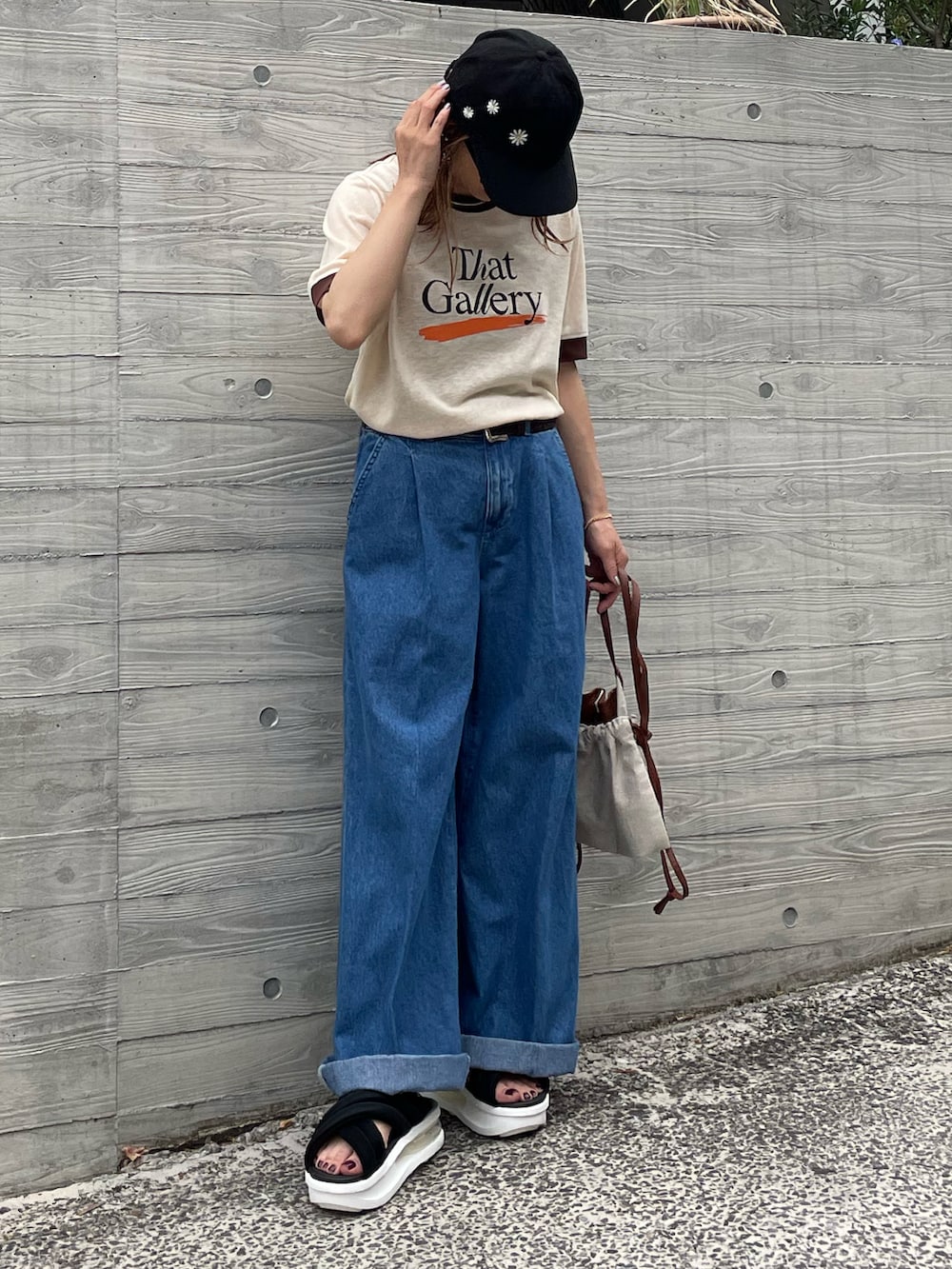 「夏コーデ、夏だ！Tシャツ着よう！、低身長コーデ、リンガーTシャツ、キャップ、カジュアル、休日スタイル、ロゴT、mivialoca、サンダル、厚底シューズ、スポーツミックス、韓国ファッション、デニムコーデ、Tシャツ」｜「mi via locaのリネンライクスラブ天竺 That Gallery ロゴ リンガーTシャツ（Tシャツ/カットソー、ベージュ系）」を使った、cocoさん（レディース・154cm）の夏コーディネートの5枚目の写真