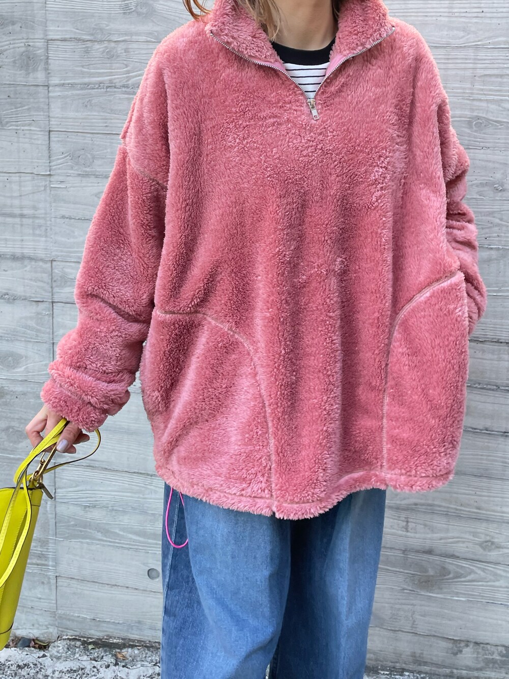ピンク系のスウェット、ホワイト系のTシャツ/カットソーを着用したレディースの冬コーディネートの2枚目の写真