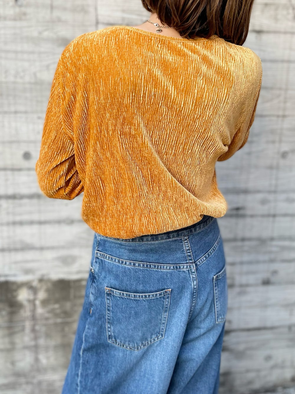 イエロー系のTシャツ/カットソーを着用したレディースの秋コーディネートの3枚目の写真