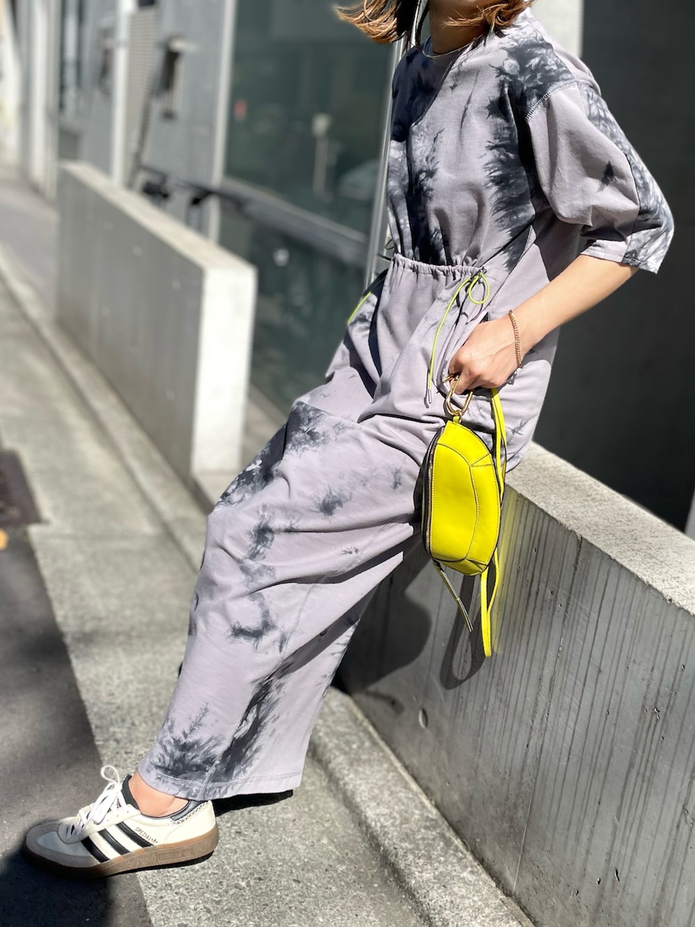 「ワンピース、カジュアル、休日スタイル、春夏コーデ、大人カジュアル、スニーカーコーデ、タイダイ柄、mivialoca、mi via loca、シンプルコーデ、モノトーン、春のNewスタイル、春コーデ」｜「mi via locaのタイダイ配色ドロストギャザーロングワンピース（ワンピース、グレー系）」を使った、cocoさん（レディース・154cm）の春コーディネートの2枚目の写真