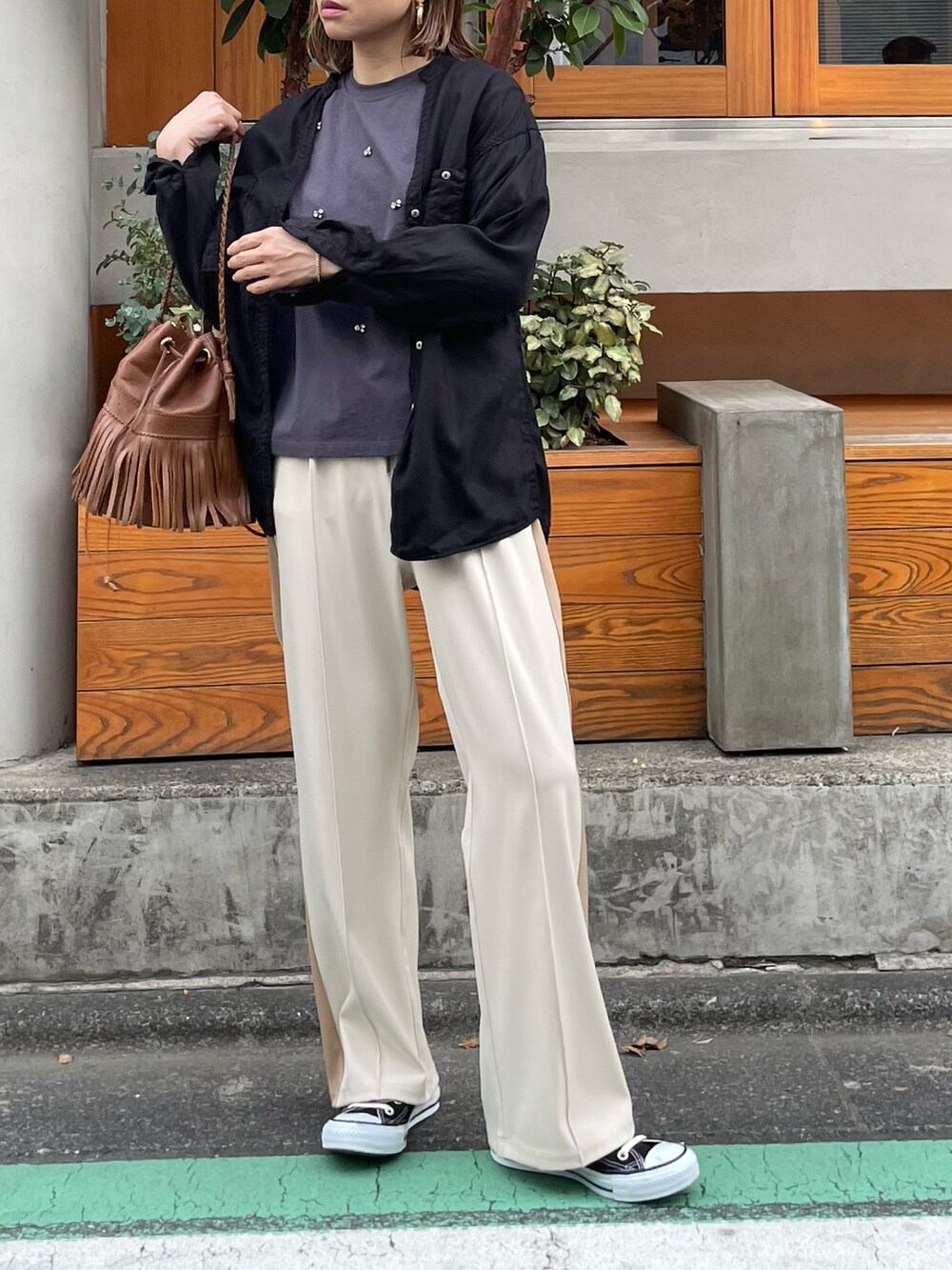 ブラック系のTシャツ/カットソー、ホワイト系のその他パンツ、ブラック系のシャツ/ブラウスを着用したレディースの春コーディネートの2枚目の写真