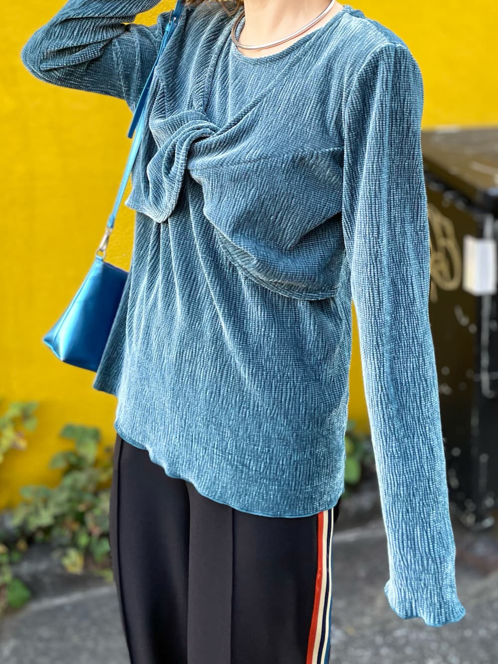 グレー系のカーディガン/ボレロ、ブルー系のTシャツ/カットソー、ブラック系のその他パンツを着用したレディースの秋コーディネートの5枚目の写真