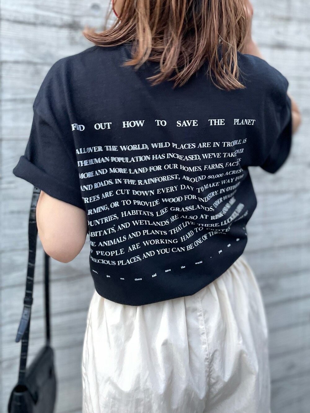 ブラック系のTシャツ/カットソー、ベージュ系のその他パンツを着用したレディースの夏コーディネートの3枚目の写真