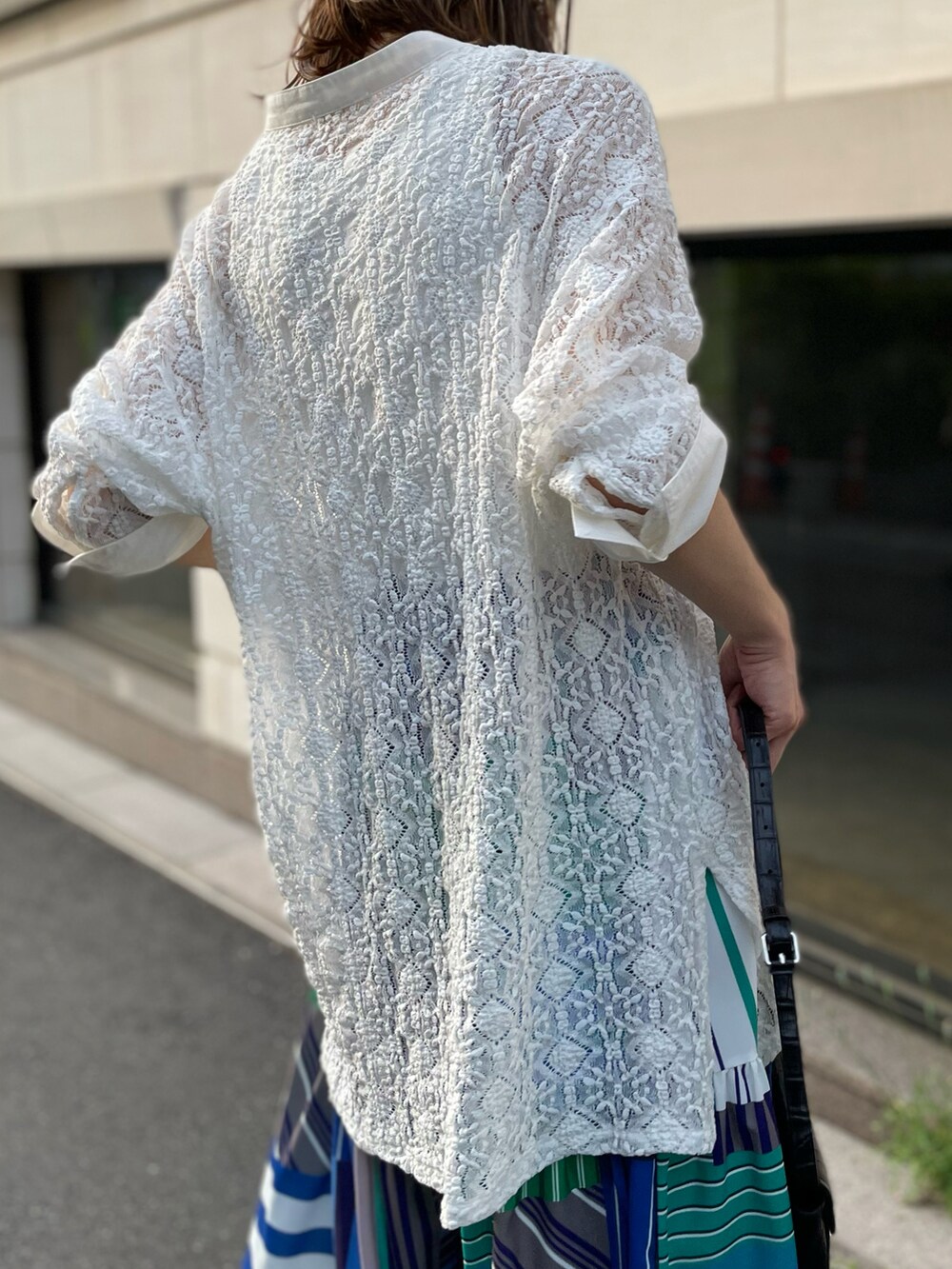 ホワイト系のシャツ/ブラウス、ブルー系のスカート、ホワイト系のタンクトップを着用したレディースの春コーディネートの2枚目の写真