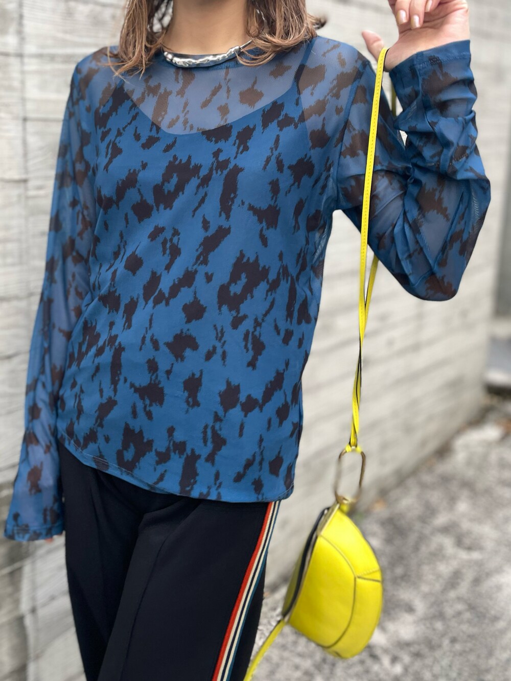 ブルー系のTシャツ/カットソー、ブラック系のシャツ/ブラウス、ブラック系のスニーカーを着用したレディースの秋コーディネートの3枚目の写真