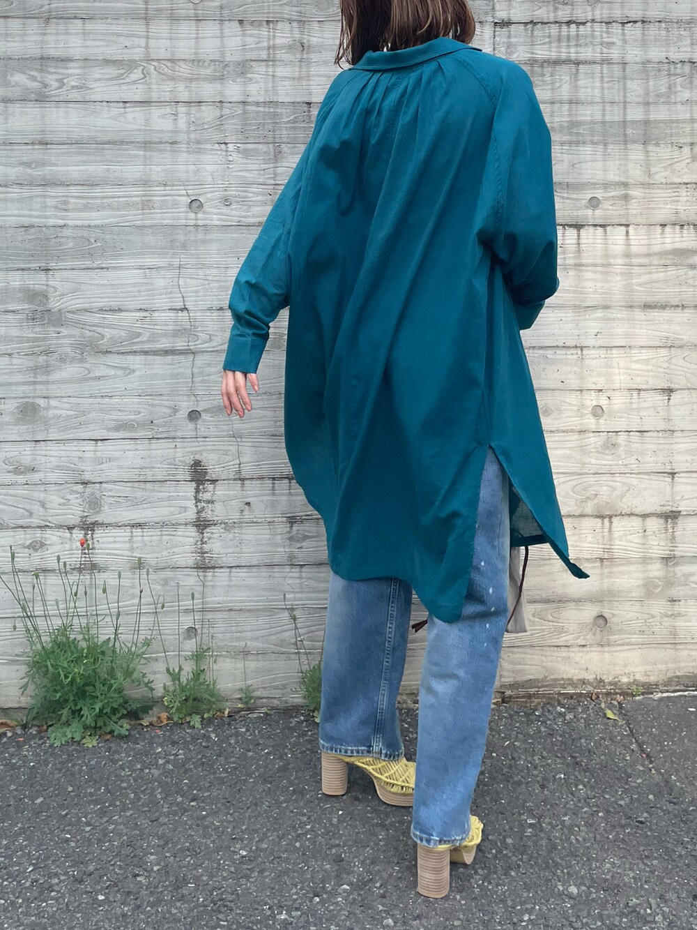 ブルー系のシャツ/ブラウスを着用したレディースの春コーディネートの2枚目の写真