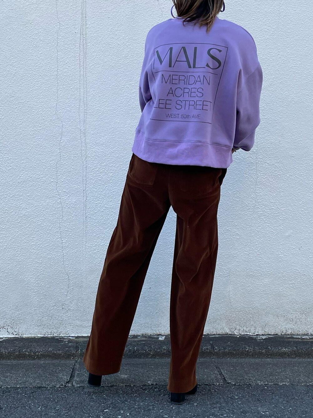 パープル系のスウェット、ブラウン系のその他パンツを着用したレディースの冬コーディネートの3枚目の写真