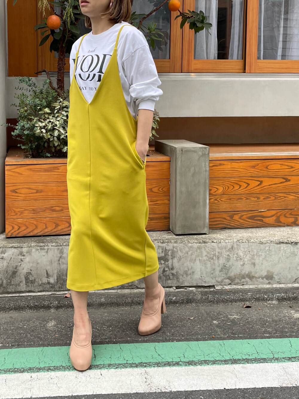 グリーン系のワンピース、ホワイト系のTシャツ/カットソーを着用したレディースの春コーディネートの5枚目の写真