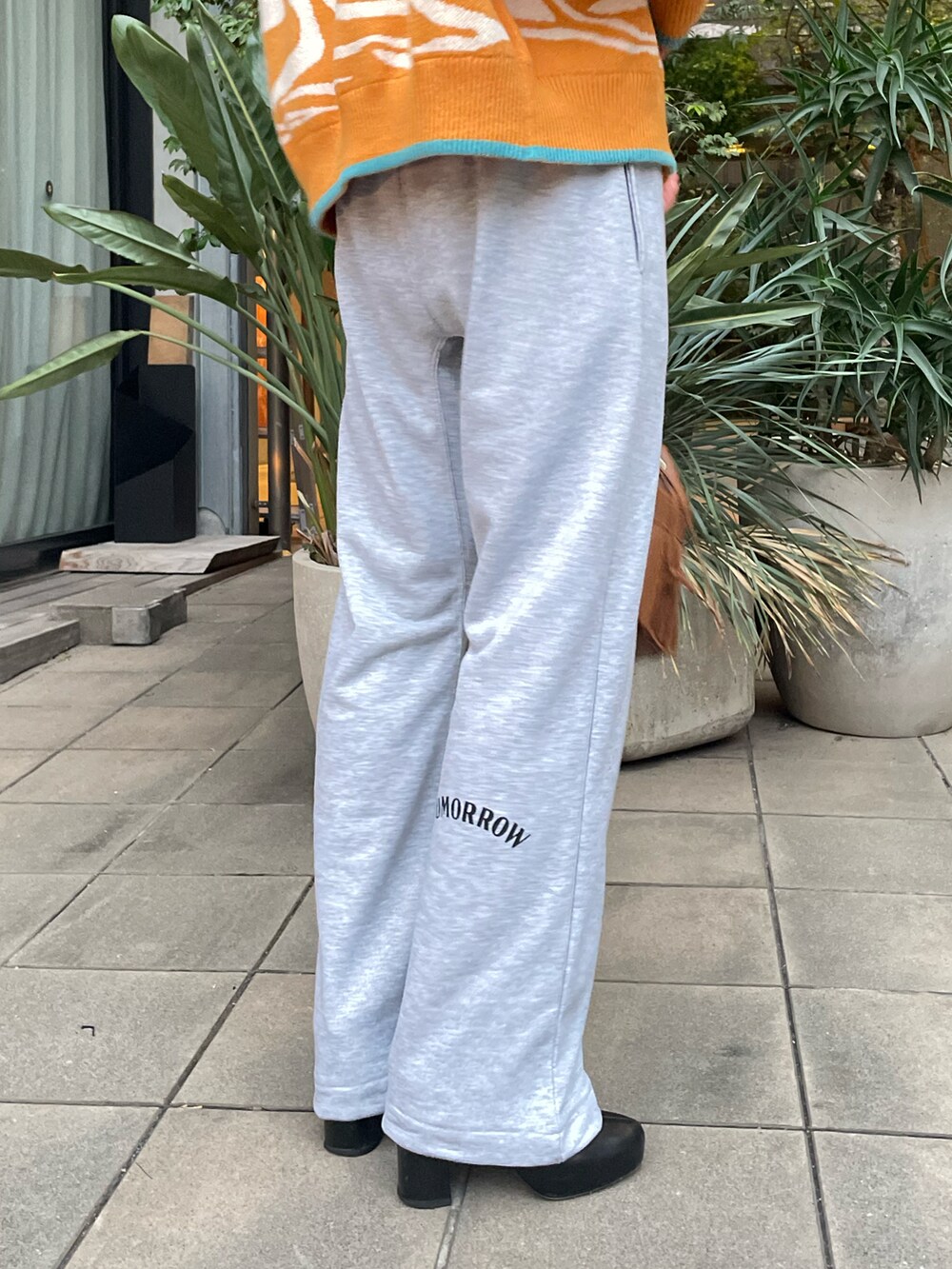 イエロー系のカーディガン/ボレロ、グレー系のスウェットパンツを着用したレディースの冬コーディネートの5枚目の写真