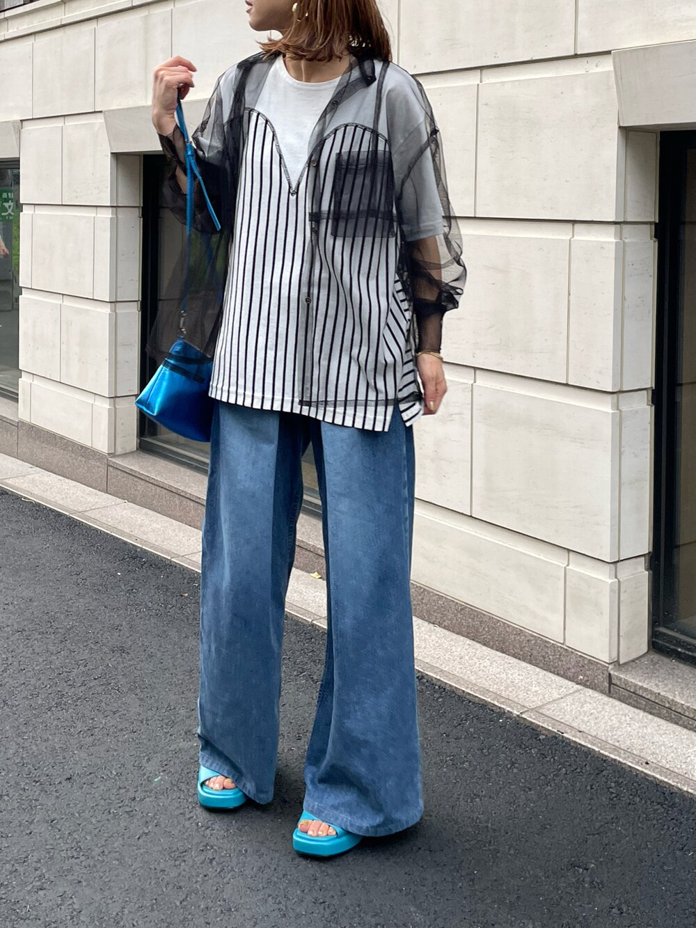 ホワイト系のTシャツ/カットソー、ブラック系のシャツ/ブラウスを着用したレディースの夏コーディネートの4枚目の写真