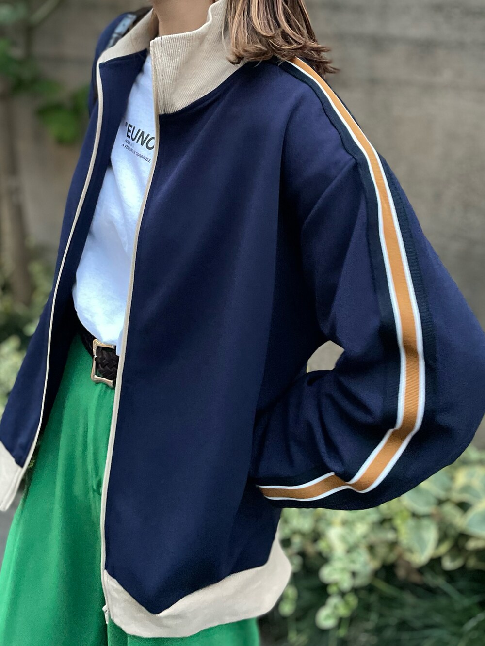 ブルー系のジャージ、ホワイト系のTシャツ/カットソーを着用したレディースの秋コーディネートの4枚目の写真