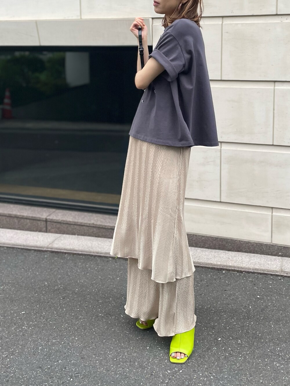 ブラック系のTシャツ/カットソー、ベージュ系のスカートを着用したレディースの夏コーディネートの3枚目の写真