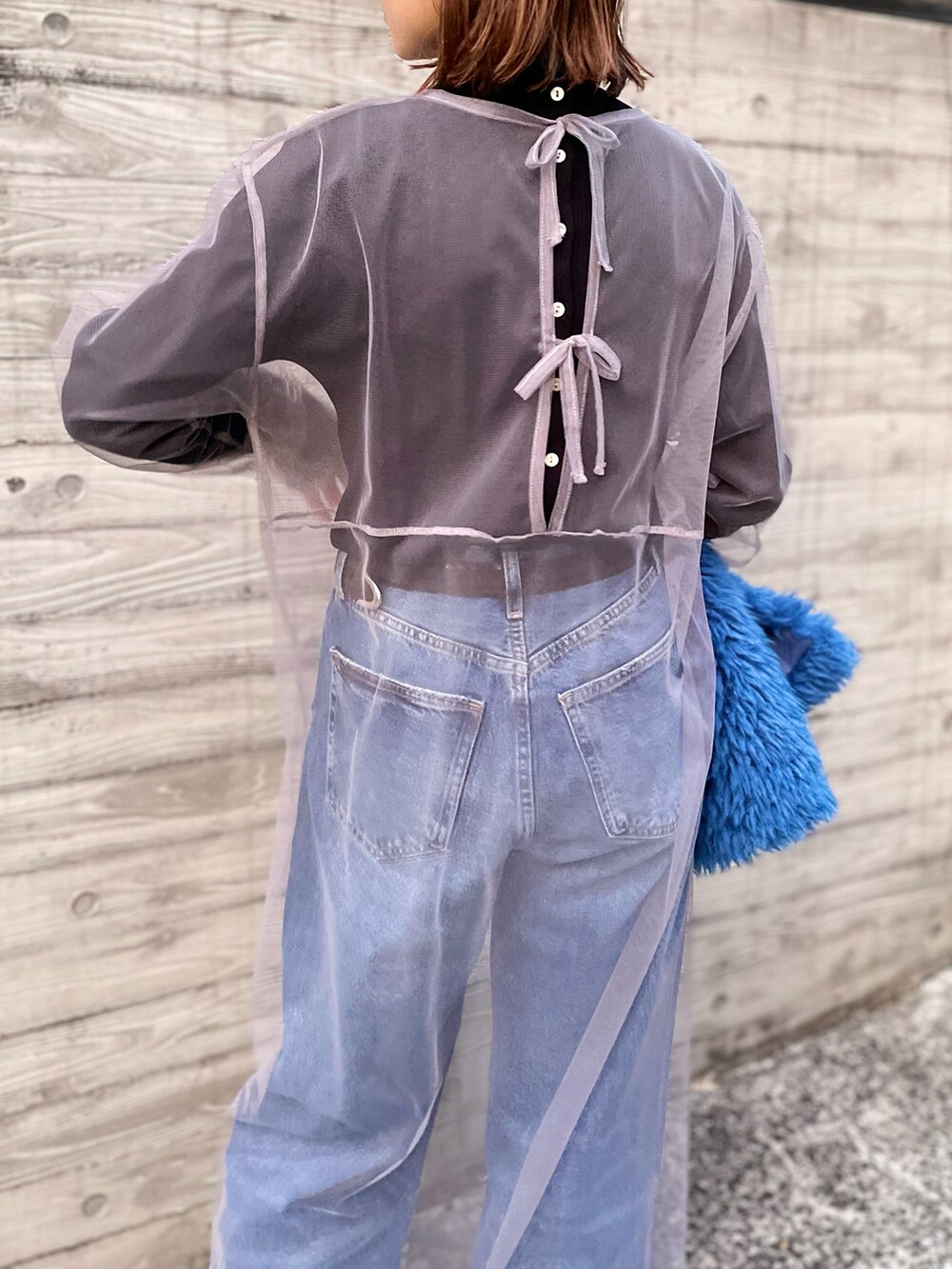 ブルー系のベスト、グレー系のワンピースを着用したレディースの秋コーディネートの5枚目の写真