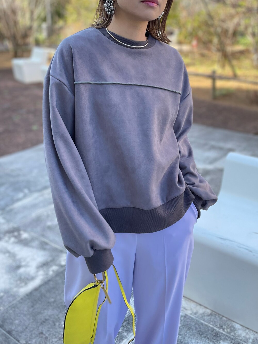 グレー系のスウェットを着用したレディースの冬コーディネートの4枚目の写真