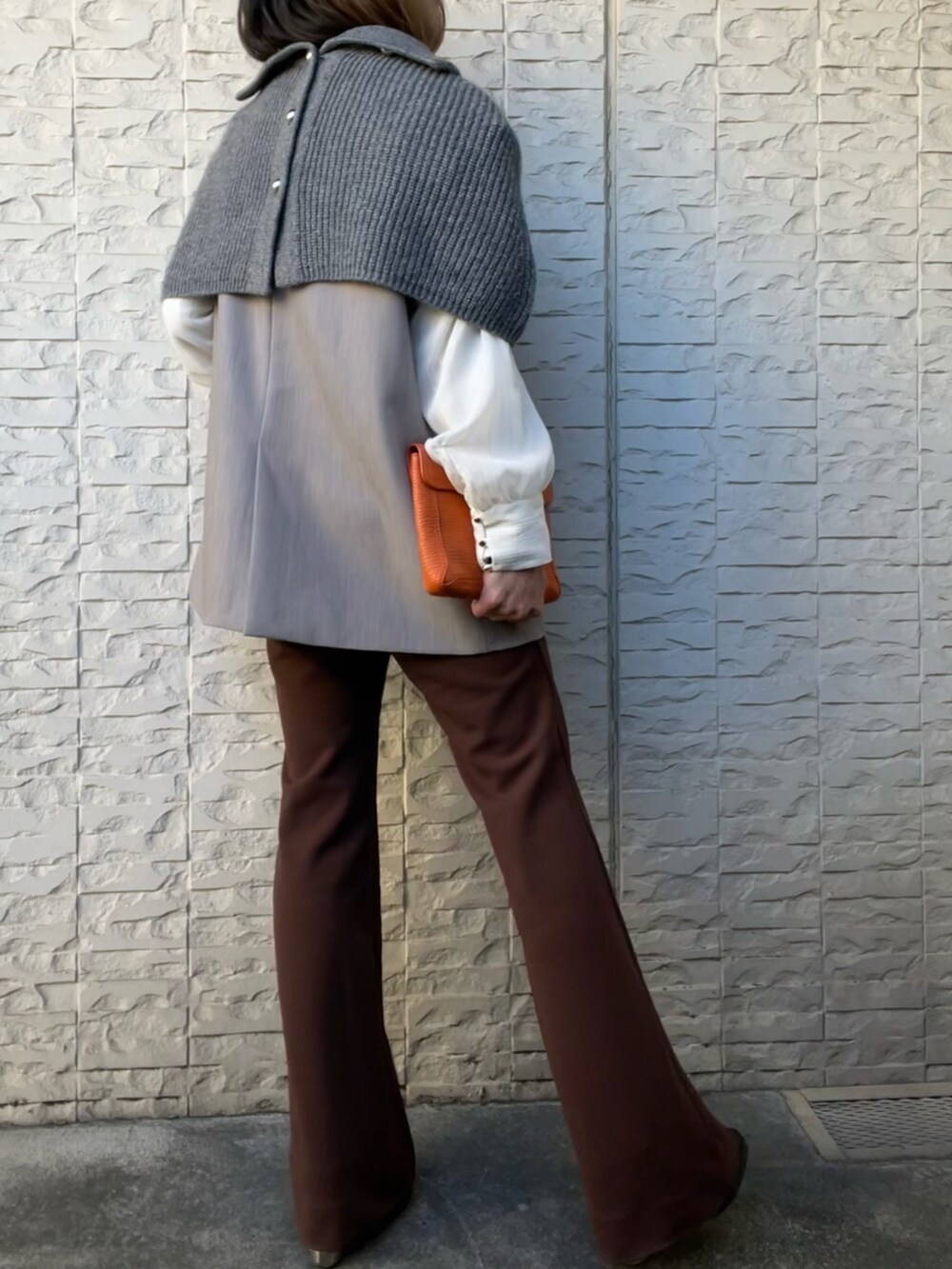 ブラウン系のその他パンツ、グレー系のネックウォーマー/スヌードを着用したレディースの冬コーディネートの3枚目の写真