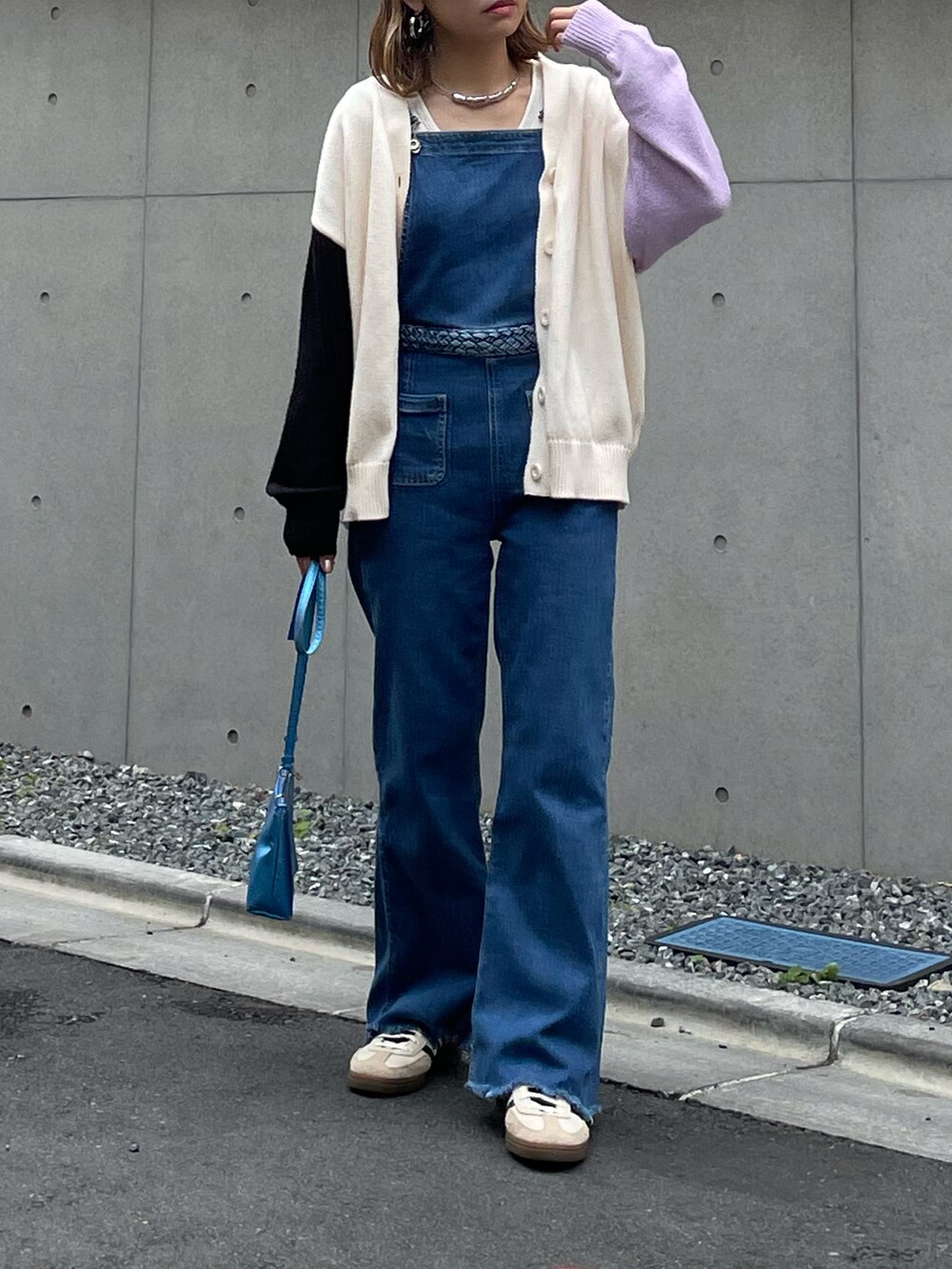「カーディガン、ニット、カジュアルコーデ、カジュアル、スニーカーコーデ、mi via loca、mivialoca、休日スタイル、春コーデ、春服、春色、プチプラ」｜「mi via locaのロゴアップリケ春ニットカーディガン（カーディガン/ボレロ、ホワイト系）」を使った、cocoさん（レディース・154cm）の冬コーディネートの2枚目の写真