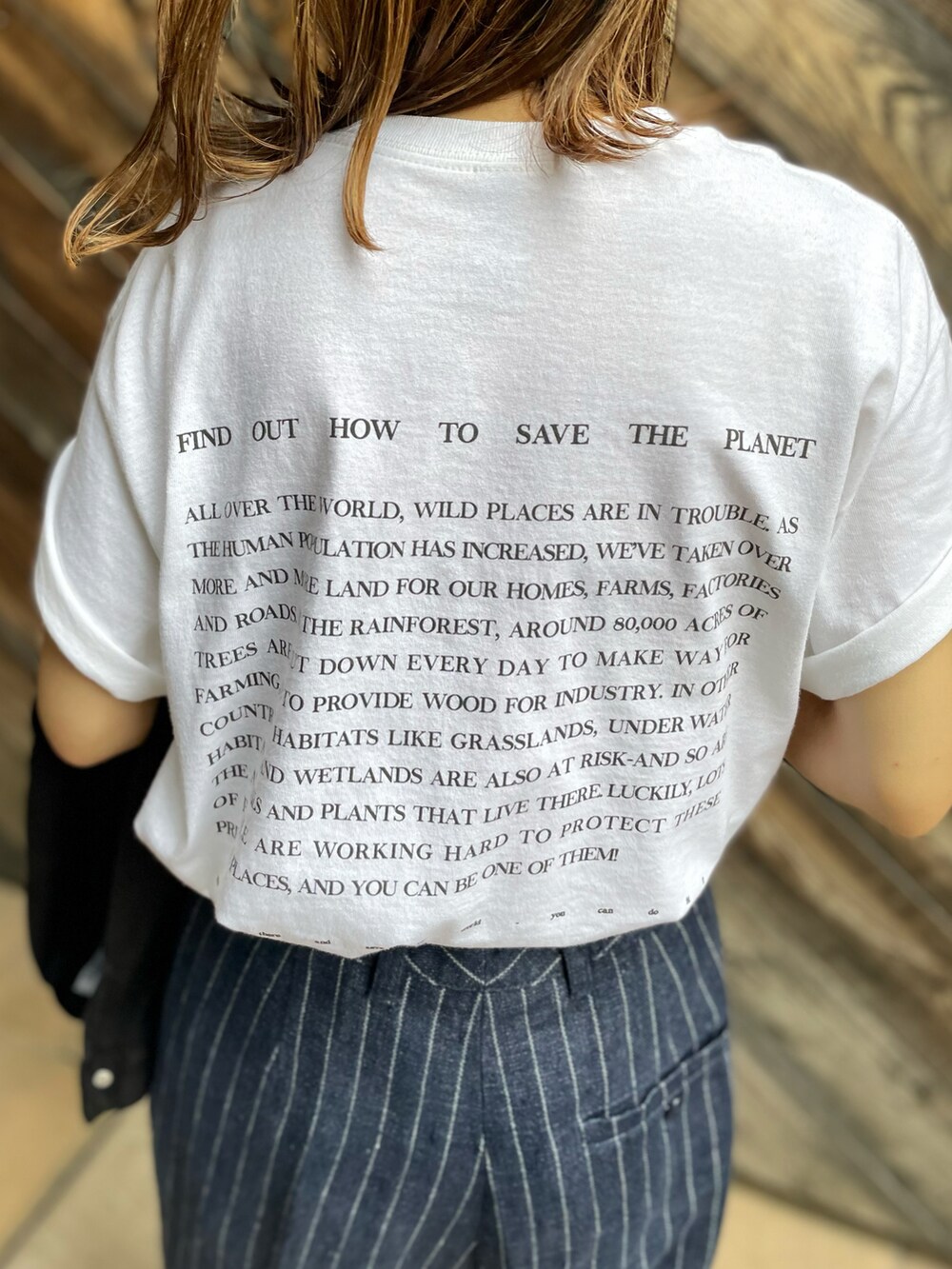 ホワイト系のTシャツ/カットソー、ブラック系のシャツ/ブラウス、ブラック系のスニーカーを着用したレディースの夏コーディネートの4枚目の写真