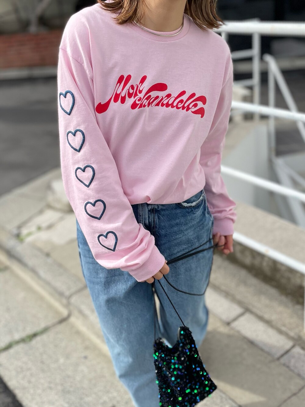 「ロンT、ロゴT、Gildan、春服、春コーデ、春服みてみて、カジュアル、デニムコーデ、スニーカーコーデ、休日スタイル、シンプルコーデ、ピンク、ハート、パステルカラー、ピンクコーデ」｜「mi via locaのGILDAN 袖ハート発泡ロゴロンT 【PT NO. MVL030 ※2A】（Tシャツ/カットソー、ピンク系）」を使った、cocoさん（レディース・154cm）の春コーディネートの3枚目の写真