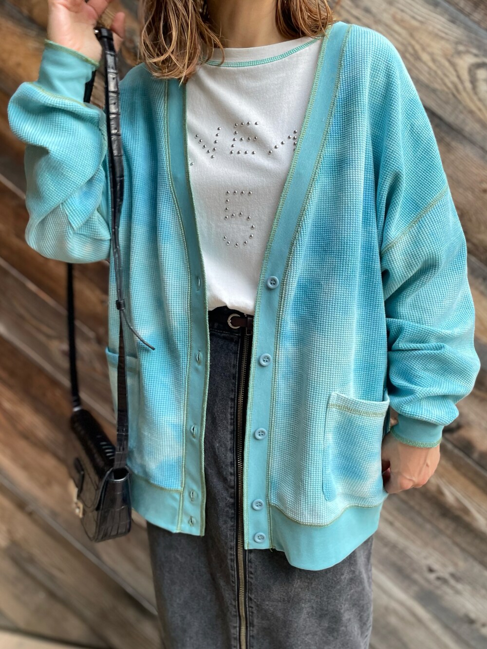 グリーン系のカーディガン/ボレロ、ホワイト系のTシャツ/カットソー、ブラック系のスニーカーを着用したレディースの夏コーディネートの3枚目の写真