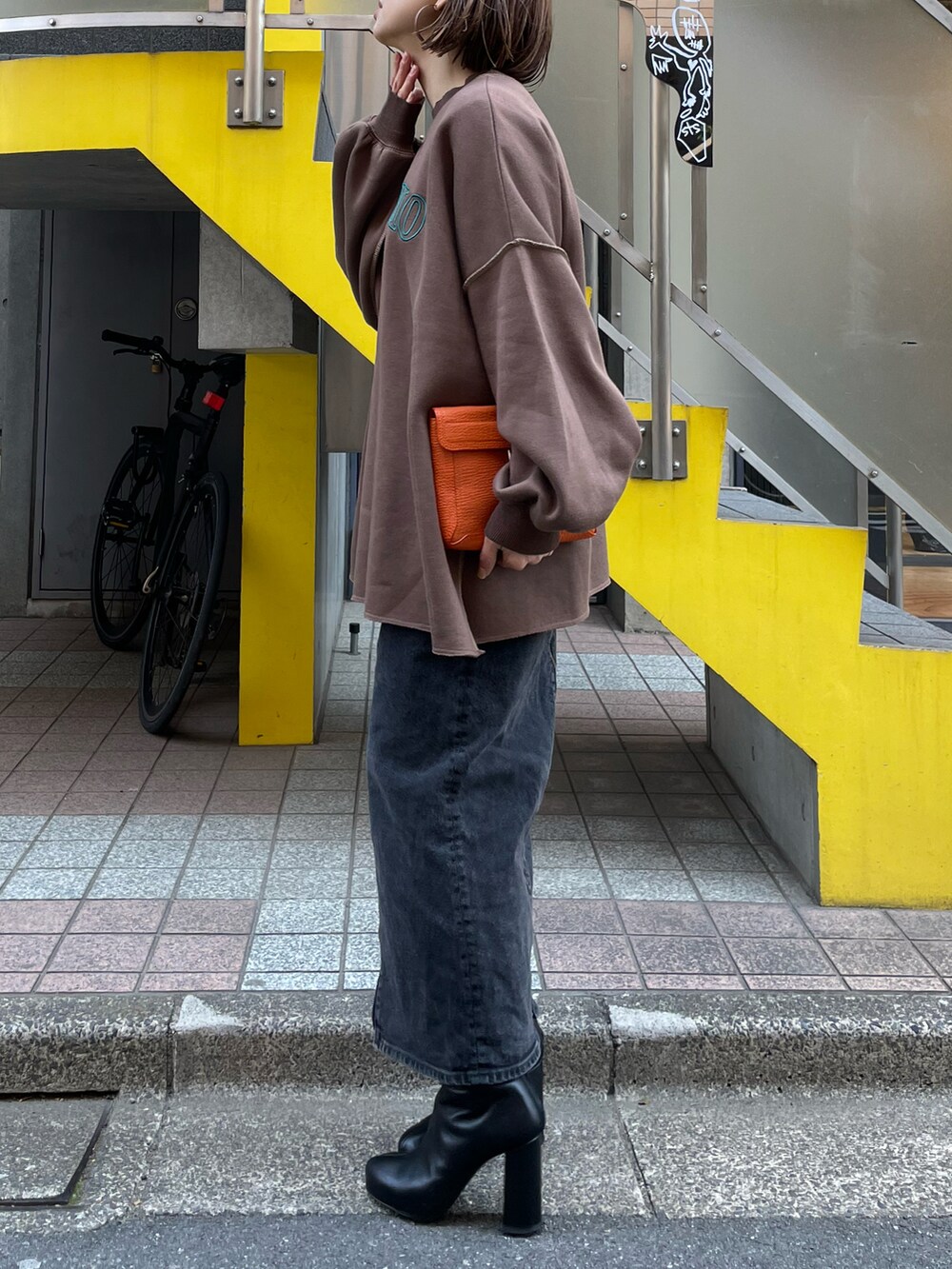 「ビッグシルエット、オーバーサイズ、ロゴスウェット、ほめられ本命コーデ、mi via loca、刺繍トップス、トレーナー、休日スタイル、休日コーデ」｜「mi via locaのウラケ裏起毛ロゴ刺繍オーバーサイズスウェット（スウェット、ブラウン系）」を使った、cocoさん（レディース・154cm）の冬コーディネートの5枚目の写真