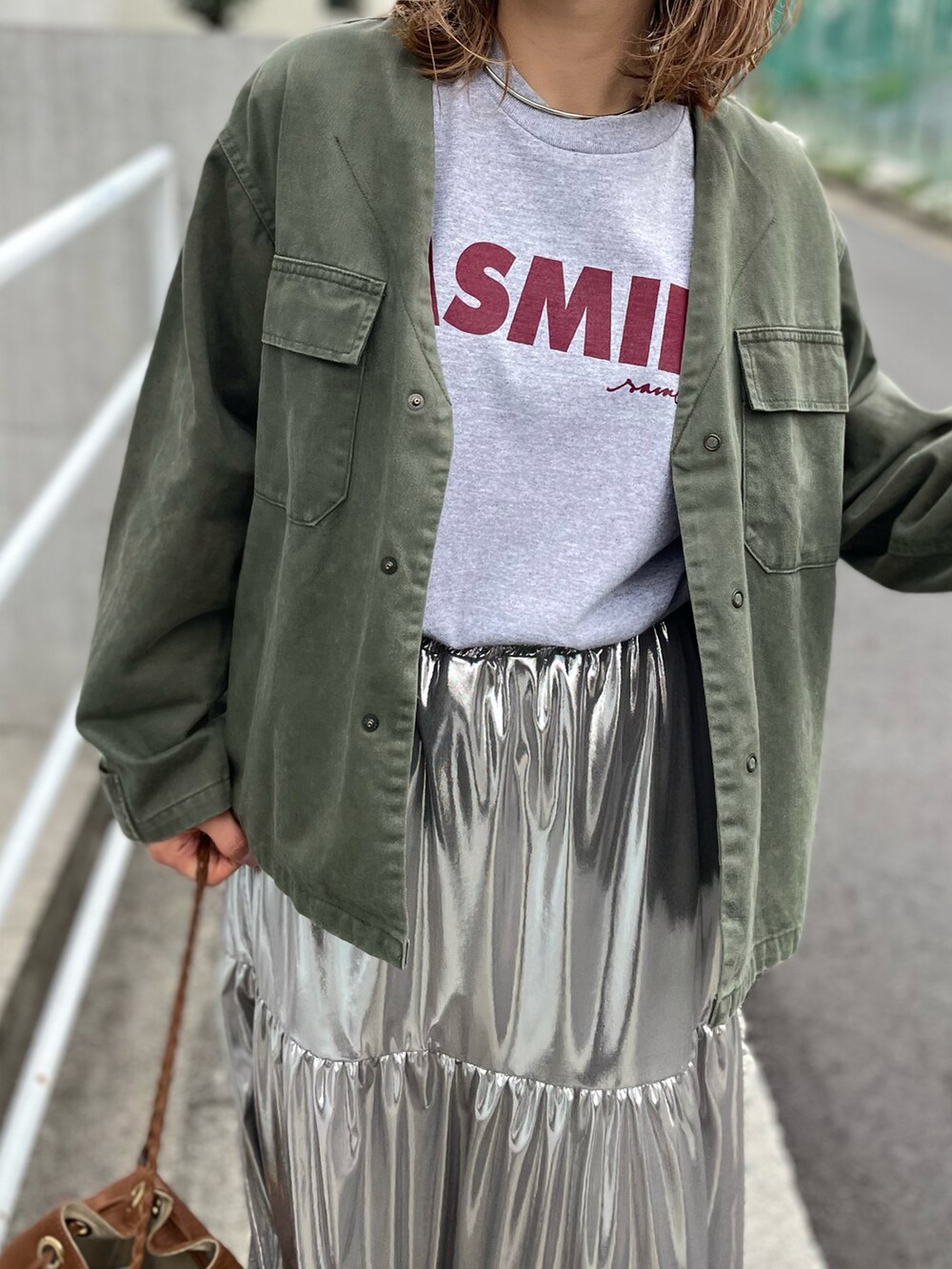 「春のNewスタイル、カジュアル、休日スタイル、ロンT、Gildan、mi via loca、mivialoca、ピンクコーデ、メタリックスカート、シルバー、大人カジュアル、スニーカーコーデ、低身長、春コーデ、韓国ファッション」｜「mi via locaのGILDAN ジャスミンロゴロンT 【PT NO. MVL005】（Tシャツ/カットソー、グレー系）」を使った、cocoさん（レディース・154cm）の春コーディネートの3枚目の写真
