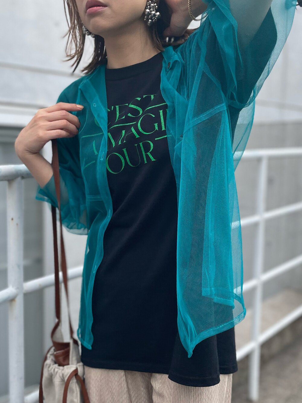 ブルー系のシャツ/ブラウス、ブラック系のTシャツ/カットソー、ベージュ系のその他パンツを着用したレディースの春コーディネートの2枚目の写真