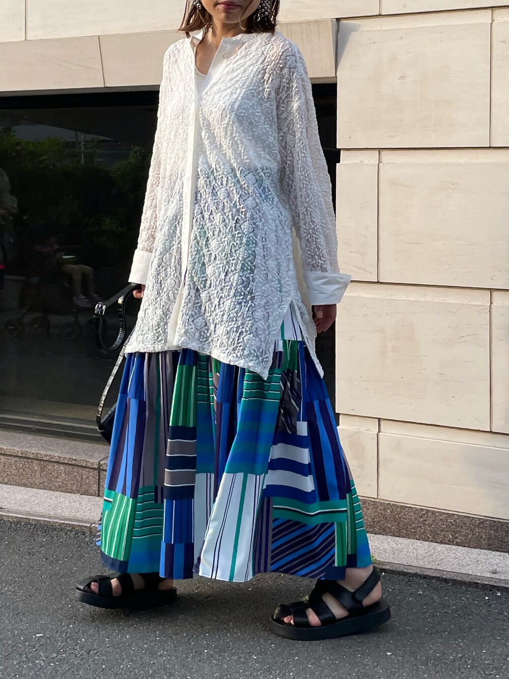 ホワイト系のシャツ/ブラウス、ブルー系のスカート、ホワイト系のタンクトップを着用したレディースの春コーディネートの4枚目の写真