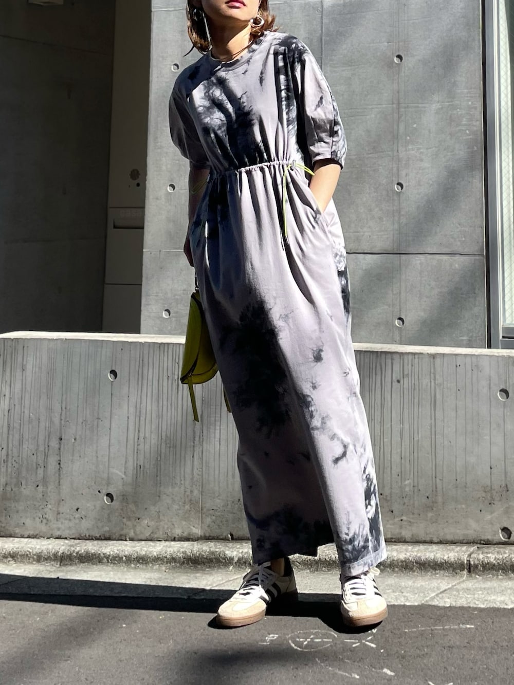 「ワンピース、カジュアル、休日スタイル、春夏コーデ、大人カジュアル、スニーカーコーデ、タイダイ柄、mivialoca、mi via loca、シンプルコーデ、モノトーン、春のNewスタイル、春コーデ」｜「mi via locaのタイダイ配色ドロストギャザーロングワンピース（ワンピース、グレー系）」を使った、cocoさん（レディース・154cm）の春コーディネートの4枚目の写真