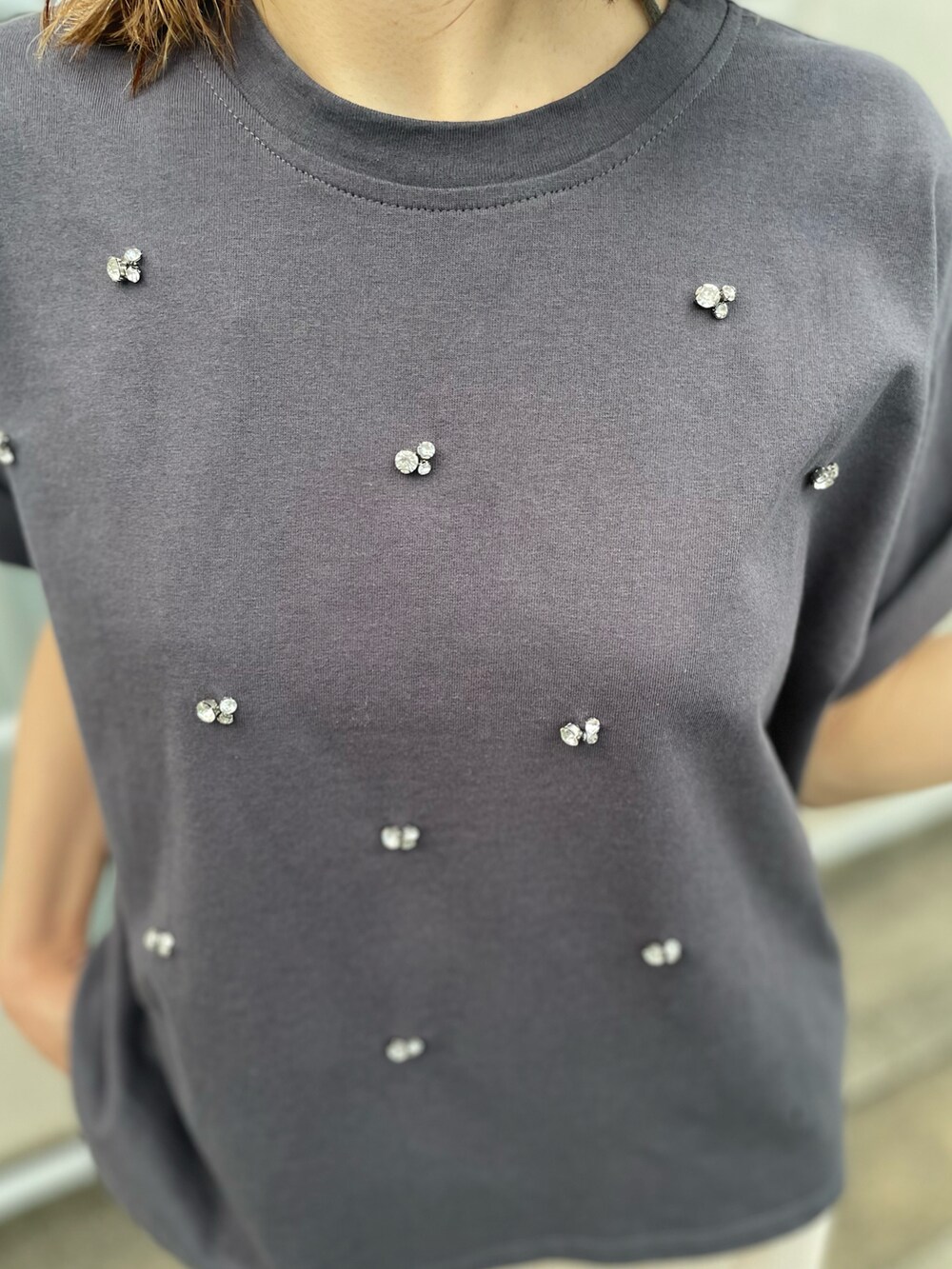 ブラック系のTシャツ/カットソー、ベージュ系のスカートを着用したレディースの夏コーディネートの2枚目の写真