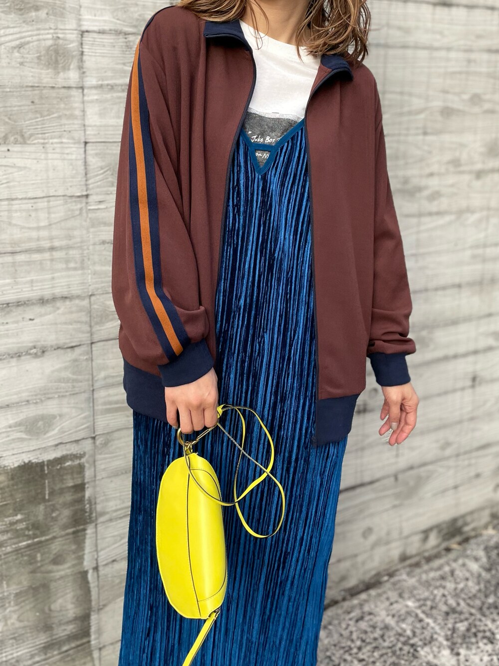 「秋コーデ、レイヤードスタイル、トラックジャケット、ワンピース、ベロア、キャミワンピ、休日スタイル、プリーツ、mi via loca、mivialoca、カジュアル、ブラウン、ロンT、スポーツミックス」｜「mi via locaのVintageライクライン ハイネックトラックジャケット（ジャージ、ブラウン系）」を使った、cocoさん（レディース・154cm）の秋コーディネートの3枚目の写真