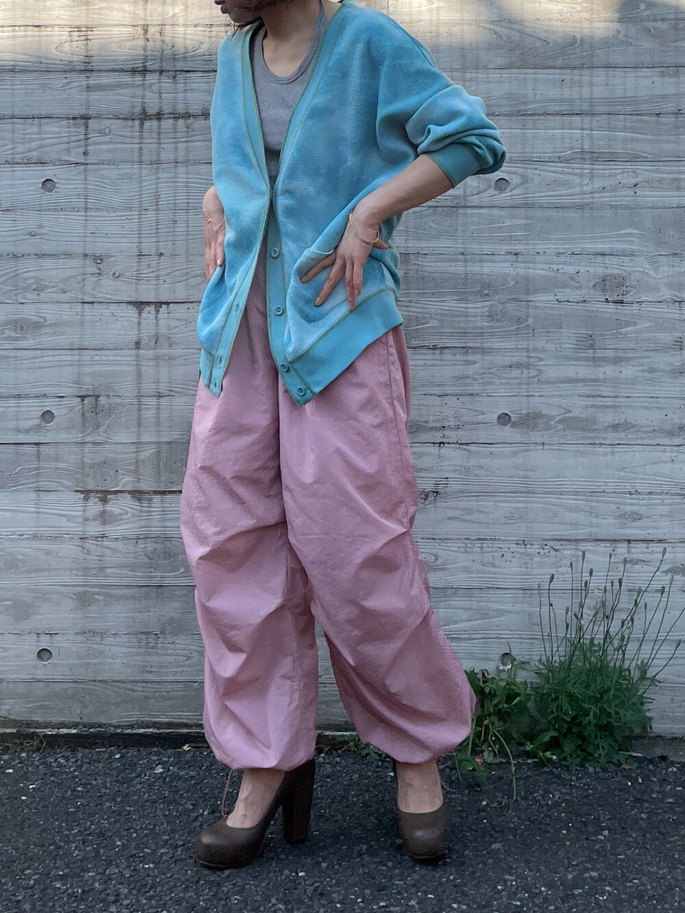 ピンク系のその他パンツ、グリーン系のカーディガン/ボレロを着用したレディースの春コーディネートの4枚目の写真