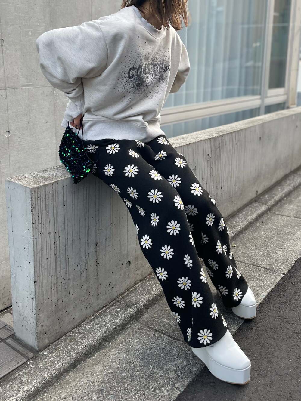 「春コーデ、春服みてみて、カジュアルコーデ、カジュアル、総柄、花柄、似合うラボに行こう、休日スタイル、ロゴスウェット、スウェット、ニット、ニットパンツ、イージーパンツ、mivialoca、mi via loca」｜「mi via locaのスウェットライク デイジー柄ジャガードパンツ（その他パンツ、ブラック系）」を使った、cocoさん（レディース・154cm）の春コーディネートの2枚目の写真