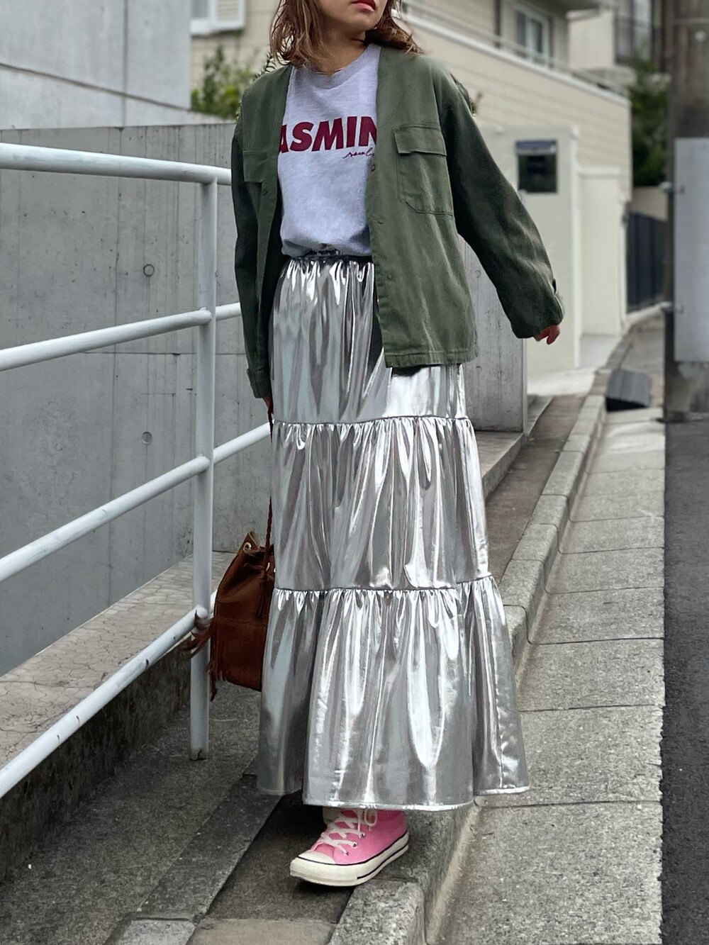 「春のNewスタイル、カジュアル、休日スタイル、ロンT、Gildan、mi via loca、mivialoca、ピンクコーデ、メタリックスカート、シルバー、大人カジュアル、スニーカーコーデ、低身長、春コーデ、韓国ファッション」｜「mi via locaのGILDAN ジャスミンロゴロンT 【PT NO. MVL005】（Tシャツ/カットソー、グレー系）」を使った、cocoさん（レディース・154cm）の春コーディネートの5枚目の写真
