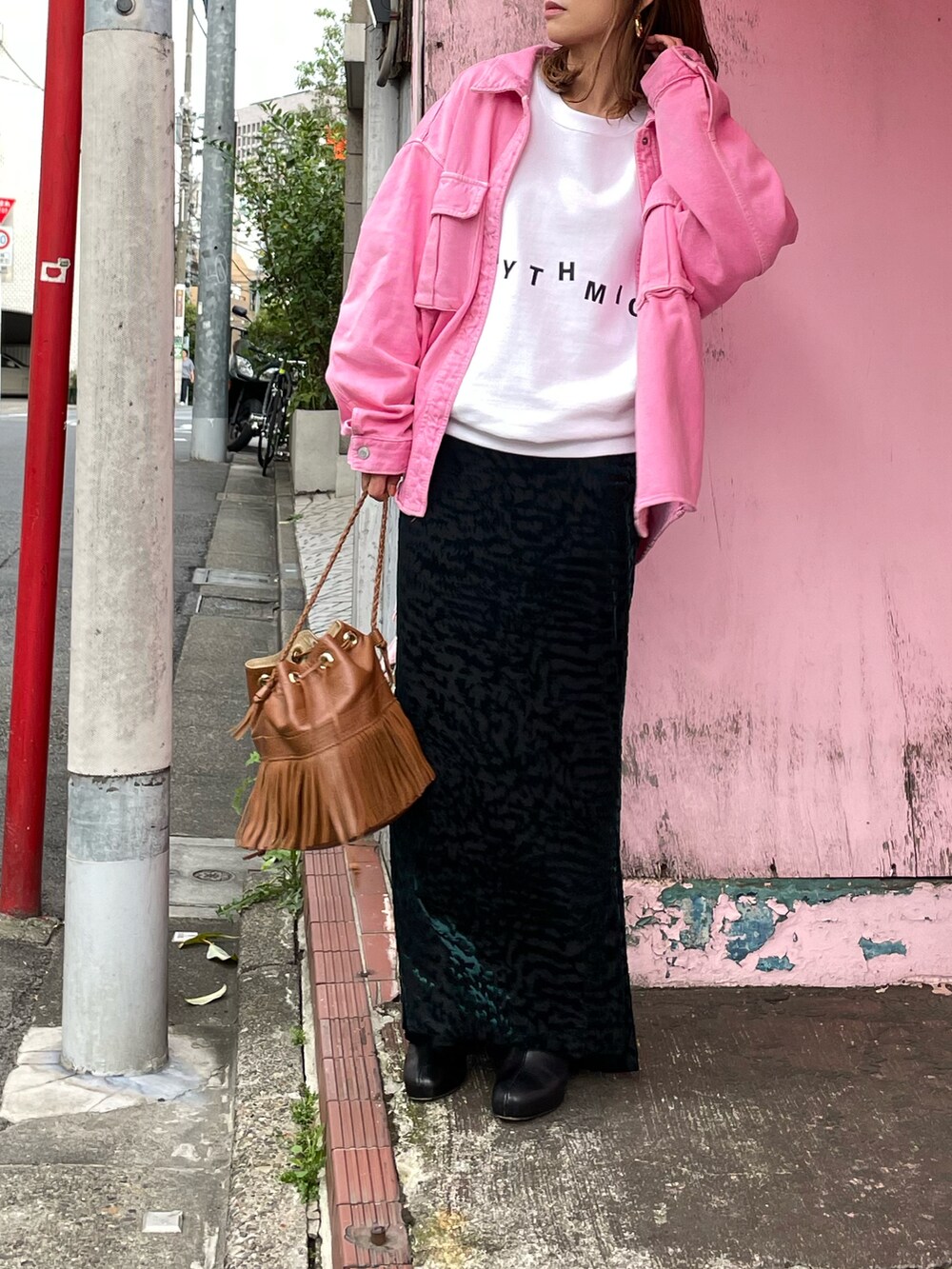 「秋コーデ、秋服まるっと大公開、スウェット、ロゴスウェット、カジュアル、休日スタイル、mi via loca、mivialoca、ロングスカート、ベロアスカート、レオパード」｜「mi via locaのUnited Athle リズミック コットン100裏毛 ロゴスウェット 【PT NO. MVL007】（スウェット、ホワイト系）」を使った、cocoさん（レディース・154cm）の秋コーディネートの5枚目の写真