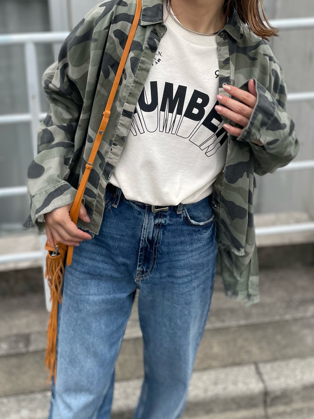 「ロゴT、Tシャツ、夏コーデ、低身長、低身長コーデ、スニーカーコーデ、カジュアル、Gildan、デニムコーデ、mivialoca、mi via loca、休日スタイル」｜「mi via locaのGILDAN ナンバーロゴ半袖Tシャツ 【PT NO. MVL027 ※2A】（Tシャツ/カットソー、ベージュ系）」を使った、cocoさん（レディース・154cm）の春コーディネートの3枚目の写真