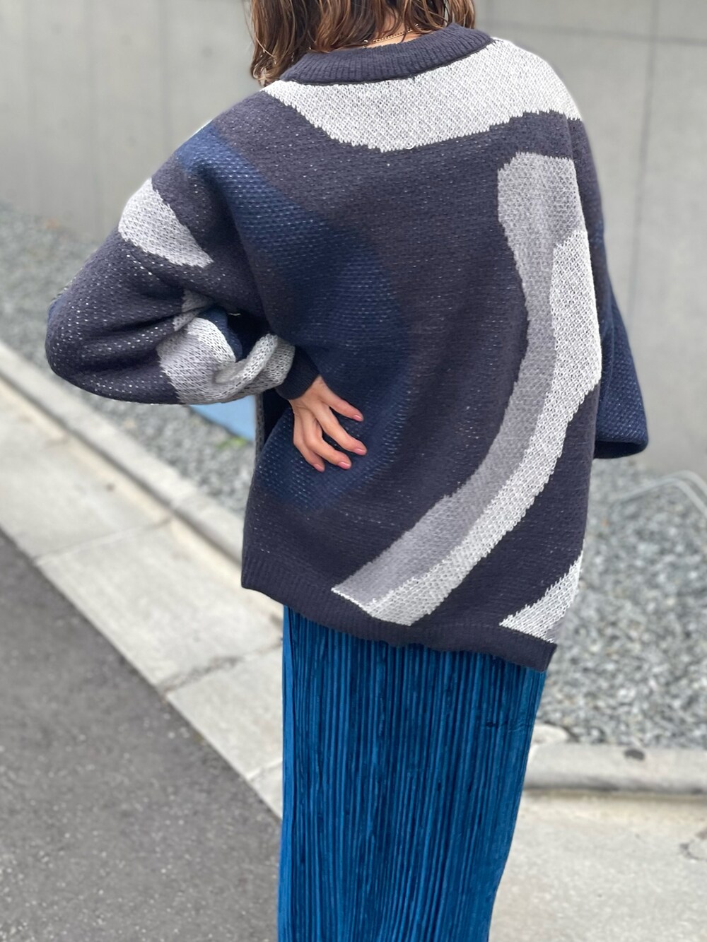 「ニット、プチプラ、ワンピース、マーブル、プリーツ、ベロア、休日スタイル、mi via loca、mivialoca、カジュアル、ビッグシルエット」｜「mi via locaのマーブル柄ジャガードニット（ニット/セーター、グレー系）」を使った、cocoさん（レディース・154cm）の冬コーディネートの5枚目の写真
